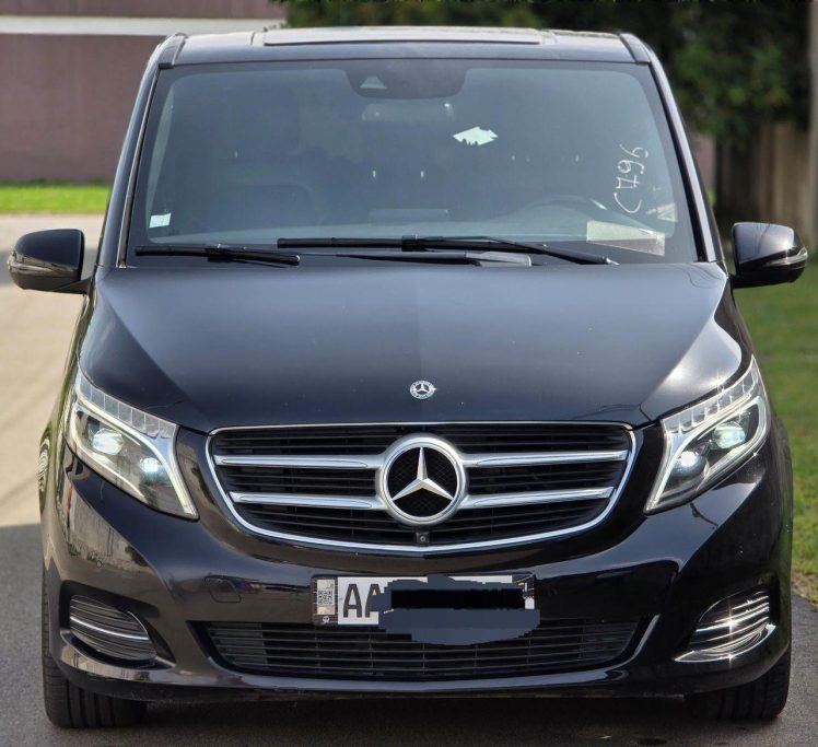 Mercedes-Benz Classe V: Prix variant Un monospace noir de la marque Mercedes-Benz avec des phares éclairés.